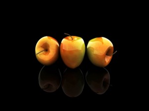 Postal: Reflejo de tres brillantes manzanas