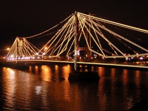 Puente iluminado en Santa Fe (Argentina)