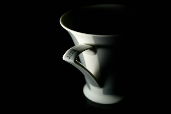Una taza de café en la oscuridad