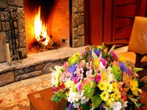 Postal: Un ambiente romántico con chimenea y flores