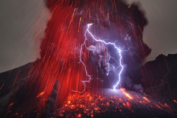 Descarga eléctrica sobre un volcán