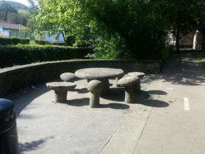 Mesa y asientos de piedra en un parque
