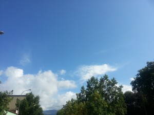 Postal: Nubes en el cielo azul