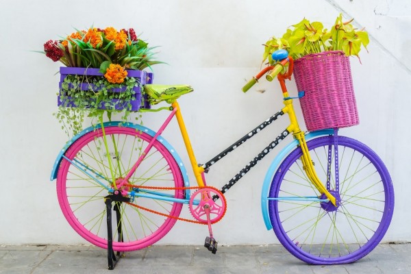 Bicicleta de colores con canastas de flores