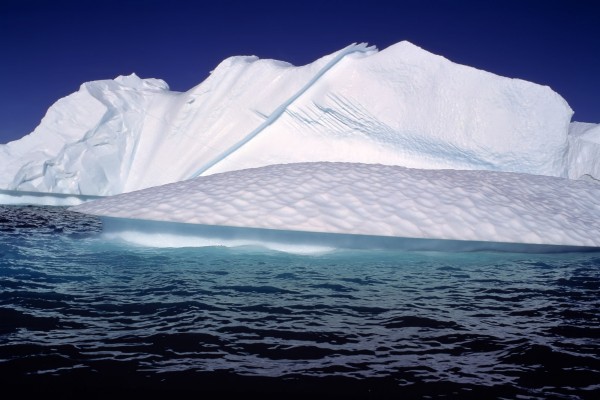 Iceberg bajo un cielo azul