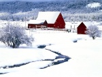 Edificios rojos en un terreno cubierto de nieve