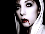 Vampiresa con sangre en la boca