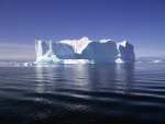 Pequeños bloques de hielo junto a un gran iceberg