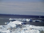 Grandes bloques de hielo en la superficie del agua