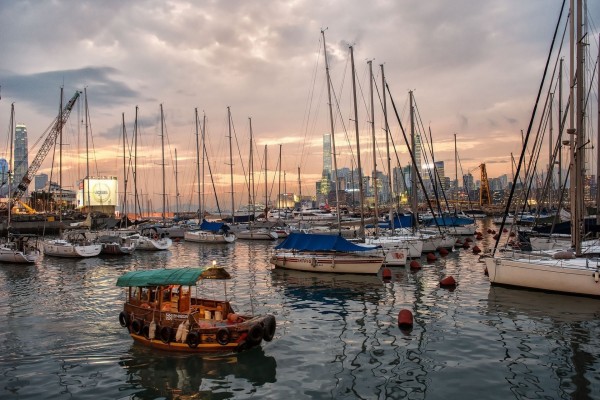 Barcos al amanecer en el puerto de Hong Kong