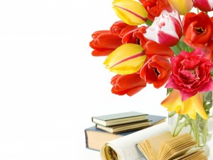 Postal: Libros junto a un jarrón con tulipanes