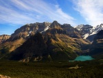 Lago al pié de las montañas, en el Parque Nacional Yoho (Columbia Británica, Canadá)