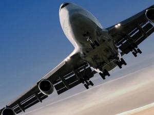 Postal: Un 747 preparándose para aterrizar mostrando su tren de aterrizaje