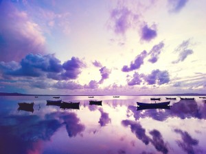Postal: Nubes y barcas reflejadas en el mar
