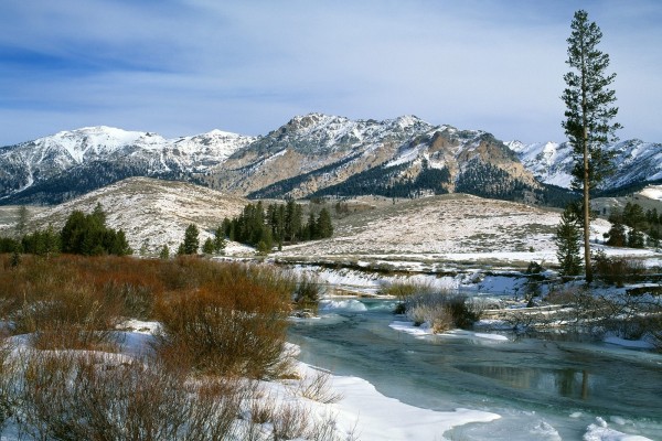 Un río helado junto a las montañas
