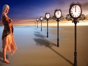Una mujer junto a varios relojes que marcan diferentes minutos