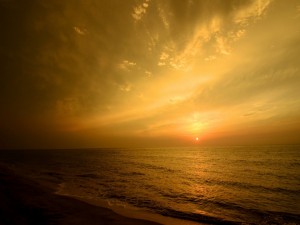 Ocaso del sol visto desde la playa