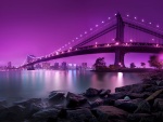 Gran puente bajo un cielo púrpura