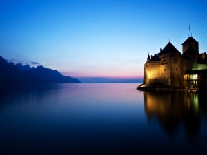 Castillo de Chillon a orillas del lago Lemán (Suiza)