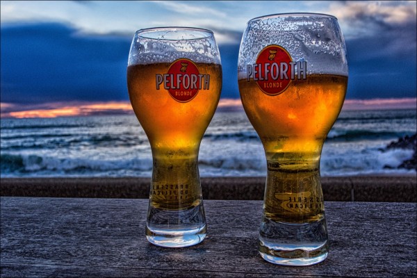Dos vasos de cerveza junto al mar