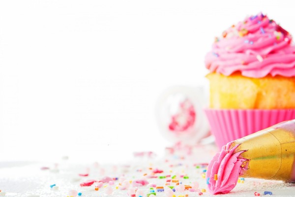 Manga pastelera con crema rosa para decorar un cupcake