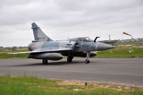 Un Dassault Mirage 2000-5F en la pista