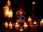 Botella de Jack Daniel's entre velas encendidas
