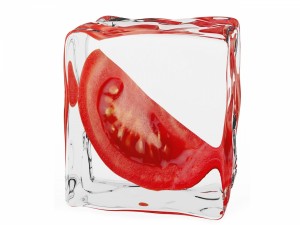 Rodaja de tomate en un cubito de hielo