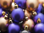 Pequeñas bolas de Navidad púrpuras y doradas