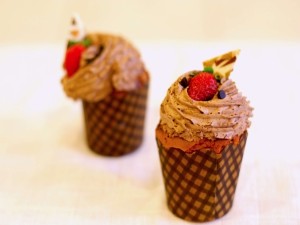 Cupcakes con crema de chocolate y fresas