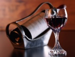 Una bonita copa de cristal con vino tinto