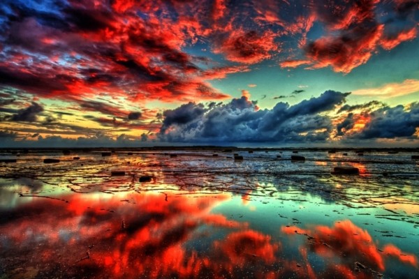 Nubes rojas reflejadas en el agua