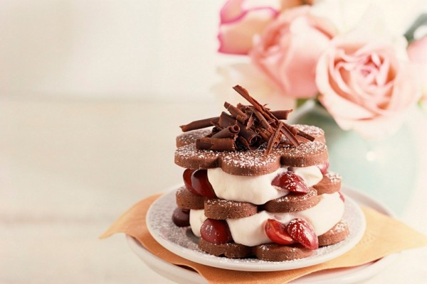 Pastel de chocolate con nata y cerezas