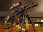 Un rifle AK 74 con mira telescópica y un bípode para apoyar el arma