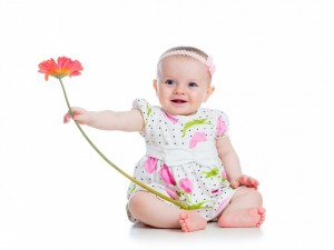 Postal: Un bella beba con una flor