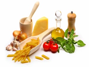 Macarrones e ingredientes para preparar una buena salsa