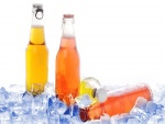 Botellas entre cubitos de hielo