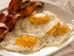 Un rico desayuno con tocino y huevos fritos