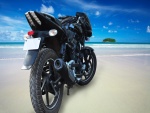 Una moto negra en una gran playa