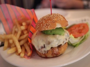 Mini hamburguesa con queso y aguacate