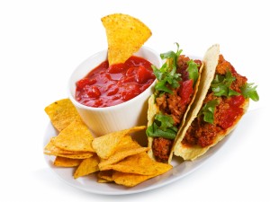 Tacos y nachos con salsa picante