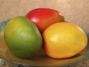 Tres mangos de diferente color