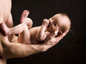 Postal: Bebé en brazos de su padre