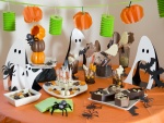 Mesa con chocolates preparada para merendar en Halloween