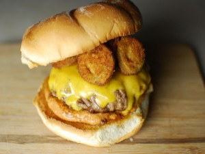 Pepino frito sobre una hamburguesa con queso