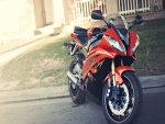 Moto Yamaha de un bonito color naranja