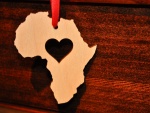 El continente africano tallado en una madera con un corazón
