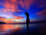 Una chica en la playa con los últimos rayos de sol