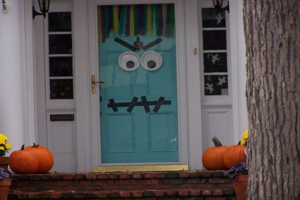 La puerta de una casa decorada para Halloween