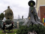 Brujas para Halloween en un jardín